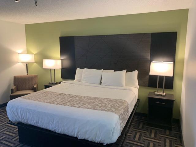 La Quinta Inn And Suites By Wyndham Cincinnati North Springdale Bagian luar foto