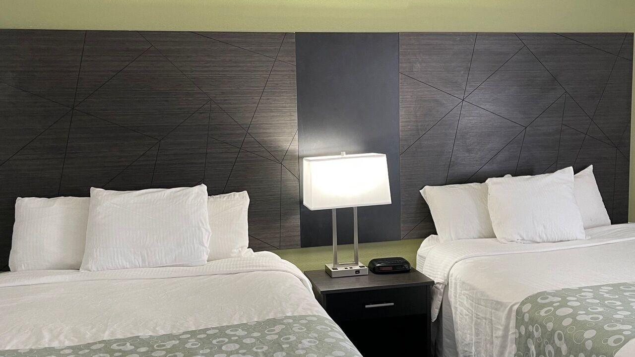 La Quinta Inn And Suites By Wyndham Cincinnati North Springdale Bagian luar foto