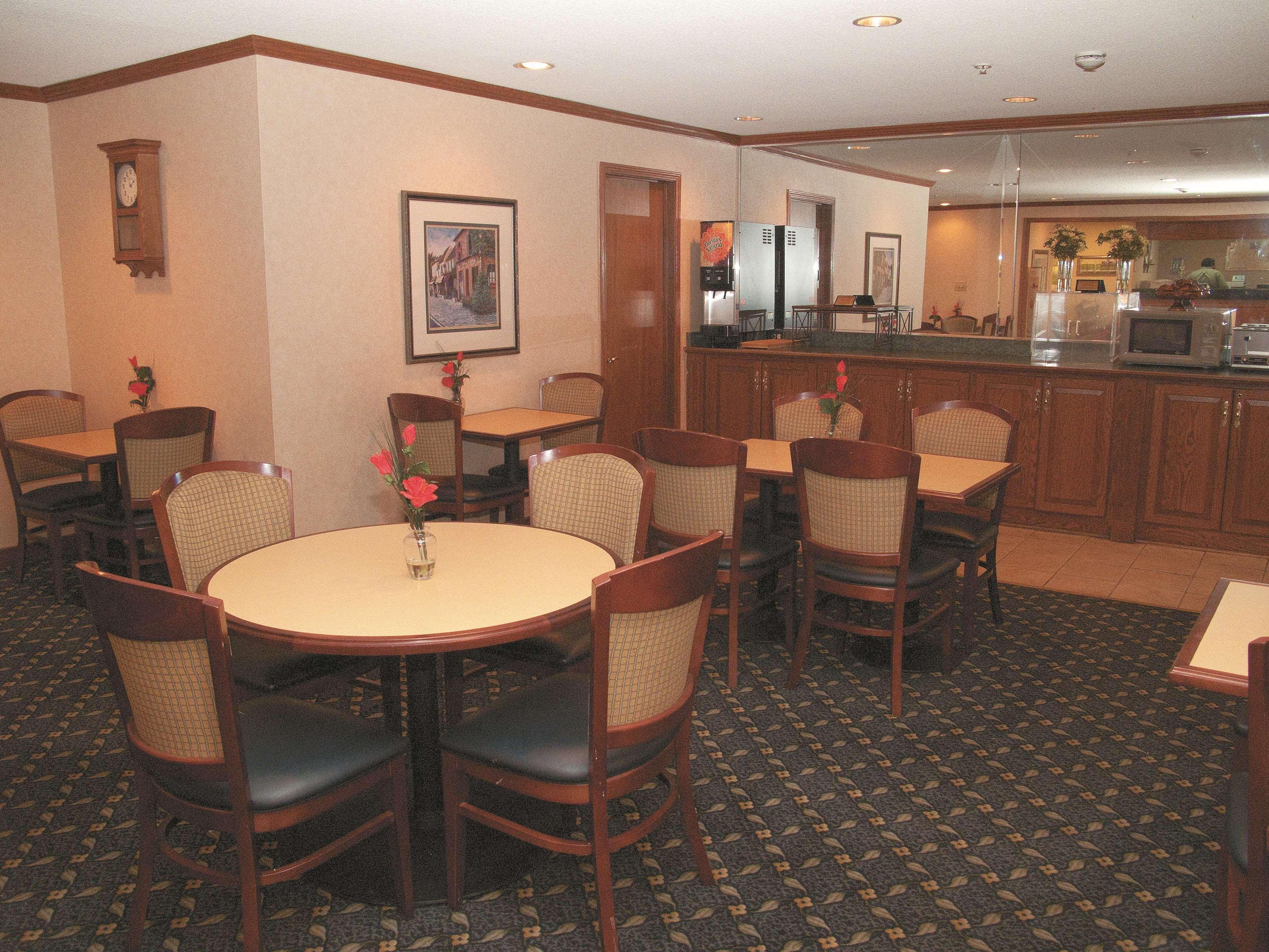La Quinta Inn And Suites By Wyndham Cincinnati North Springdale Bagian luar foto