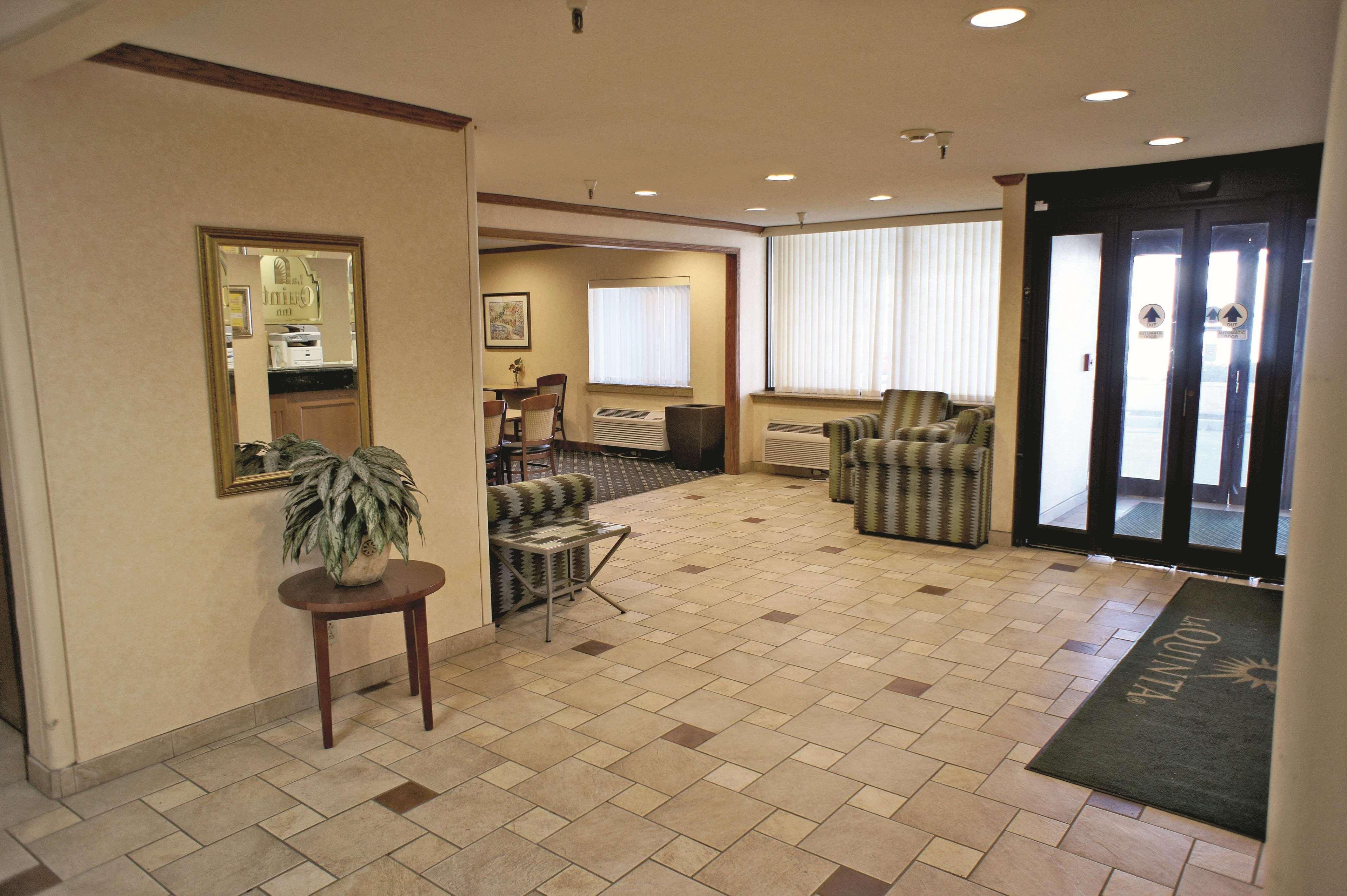La Quinta Inn And Suites By Wyndham Cincinnati North Springdale Bagian luar foto