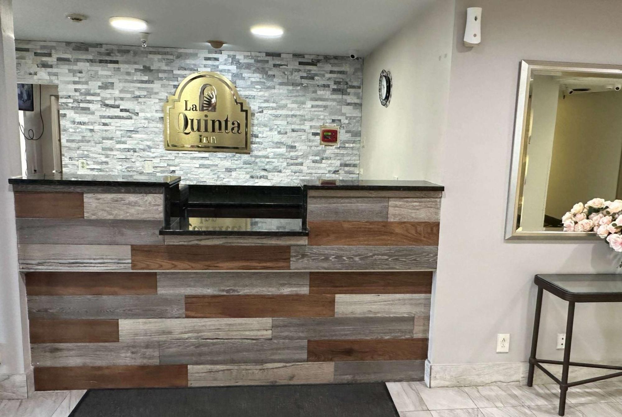 La Quinta Inn And Suites By Wyndham Cincinnati North Springdale Bagian luar foto