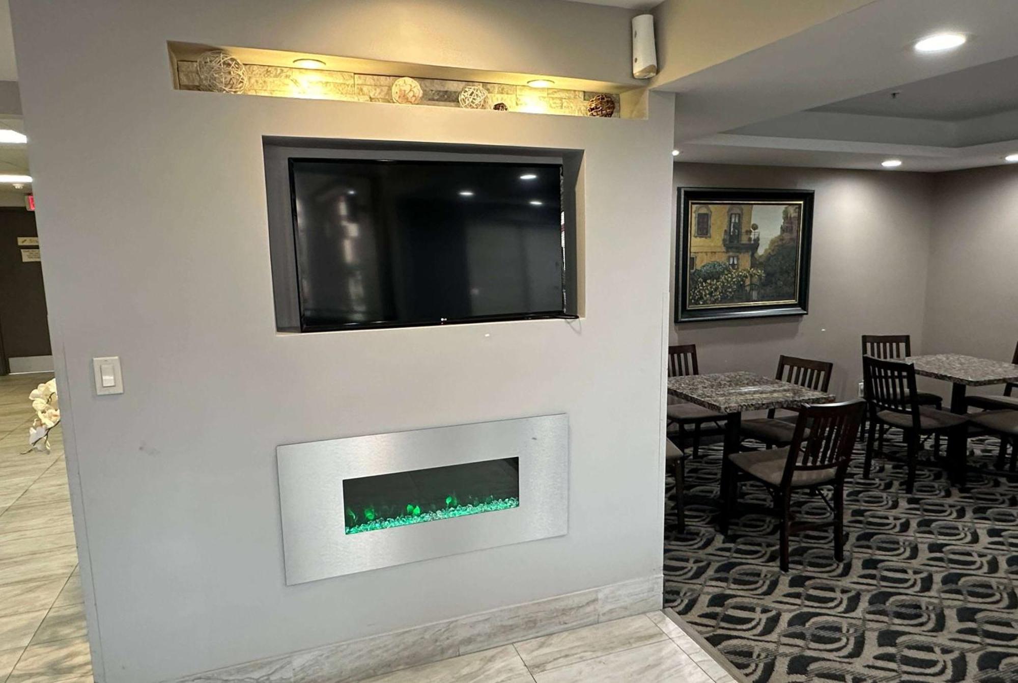 La Quinta Inn And Suites By Wyndham Cincinnati North Springdale Bagian luar foto