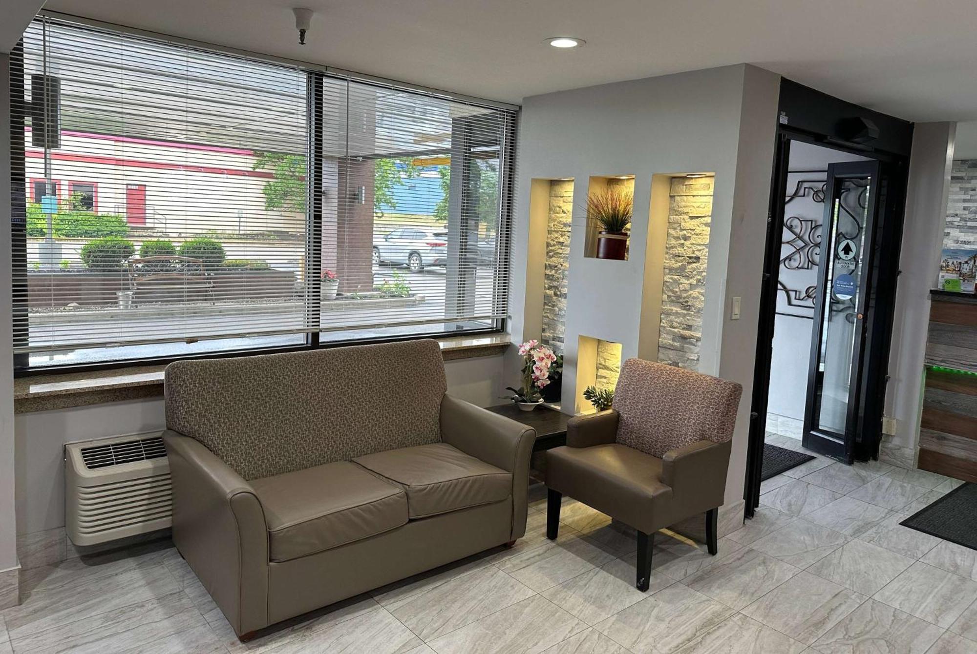 La Quinta Inn And Suites By Wyndham Cincinnati North Springdale Bagian luar foto
